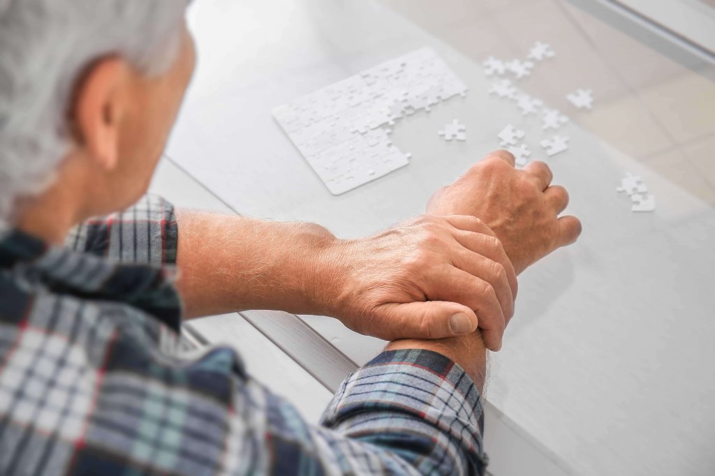 parkinson hastası yaşlı erkek.
